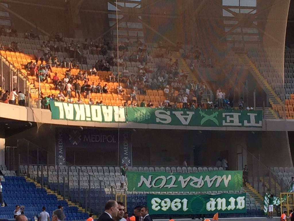 Bursaspor taraftarları, verilen cezaları protesto etmek için pankartları ters astı (via <a href="/erkansaglik/">erkansaglik</a>)