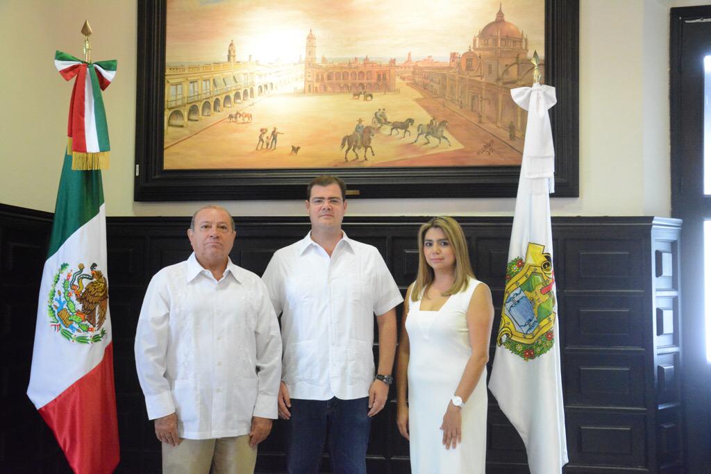 RamonPooAlcalde's tweet photo. Guadalupe Tapia Hdz. como Dir. de Desarrollo Soc. y Humano y a Gilberto A. Zamorano Morfin como Director de Gobierno. http://t.co/oSL81uKe08