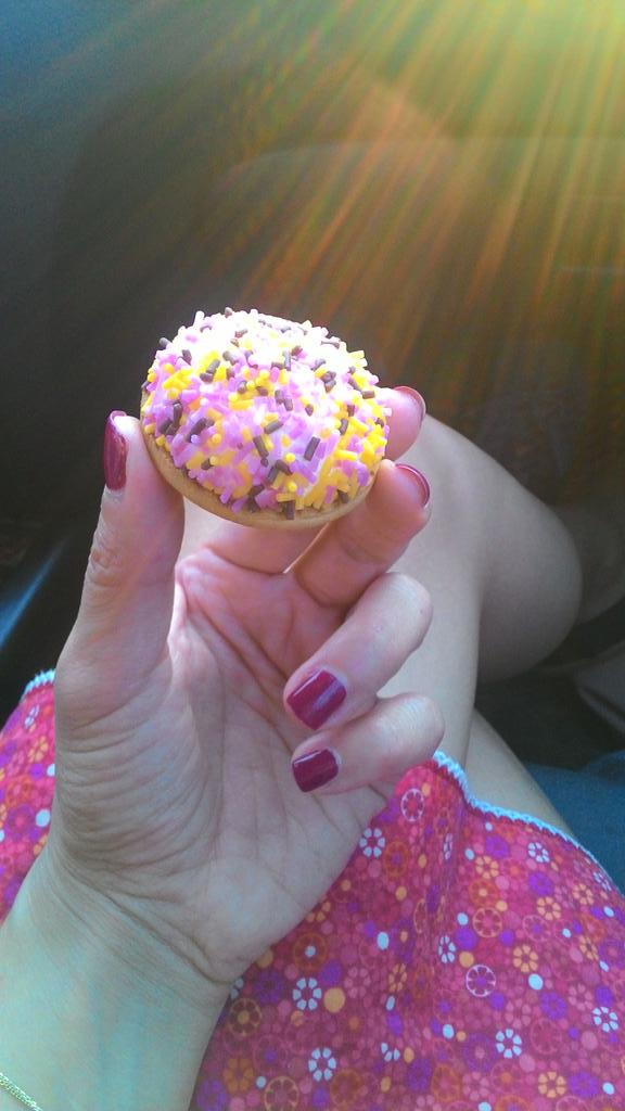 Marketten 3-4 tane eti cin ve çilekli 9 kat aldım. Hepsini yicem