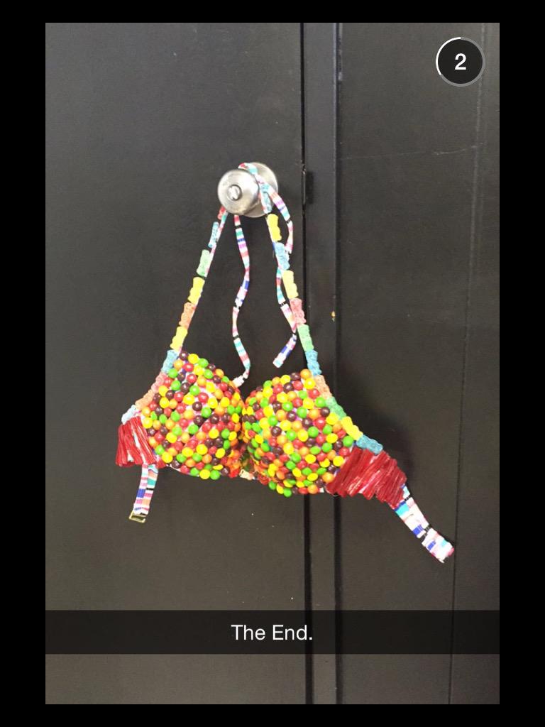 ASHTONSGAZE's tweet image. i need this candy bra #ShesKindaHotVMA