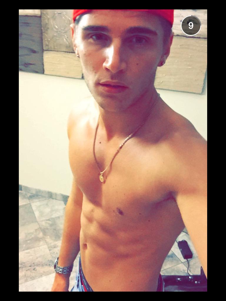 ASHTONSGAZE's tweet image. twan is hot 
#ShesKindaHotVMA