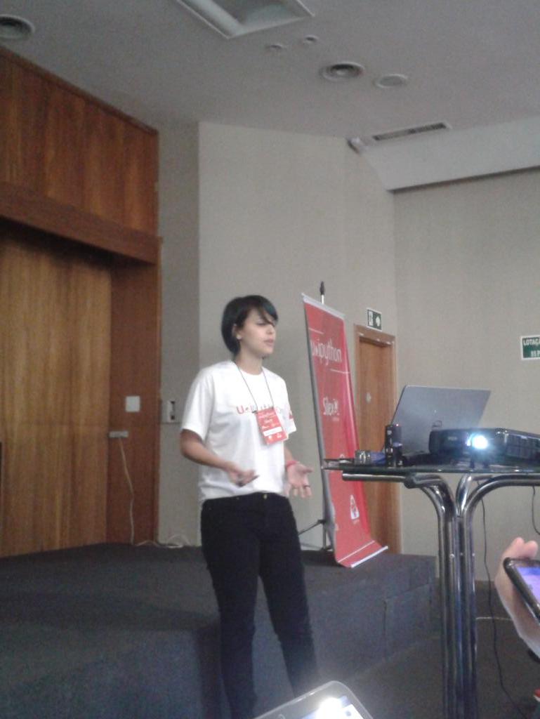 taldoi9's tweet image. As garotas de MG representando na #uaipython bora fechar esse #pyladies
