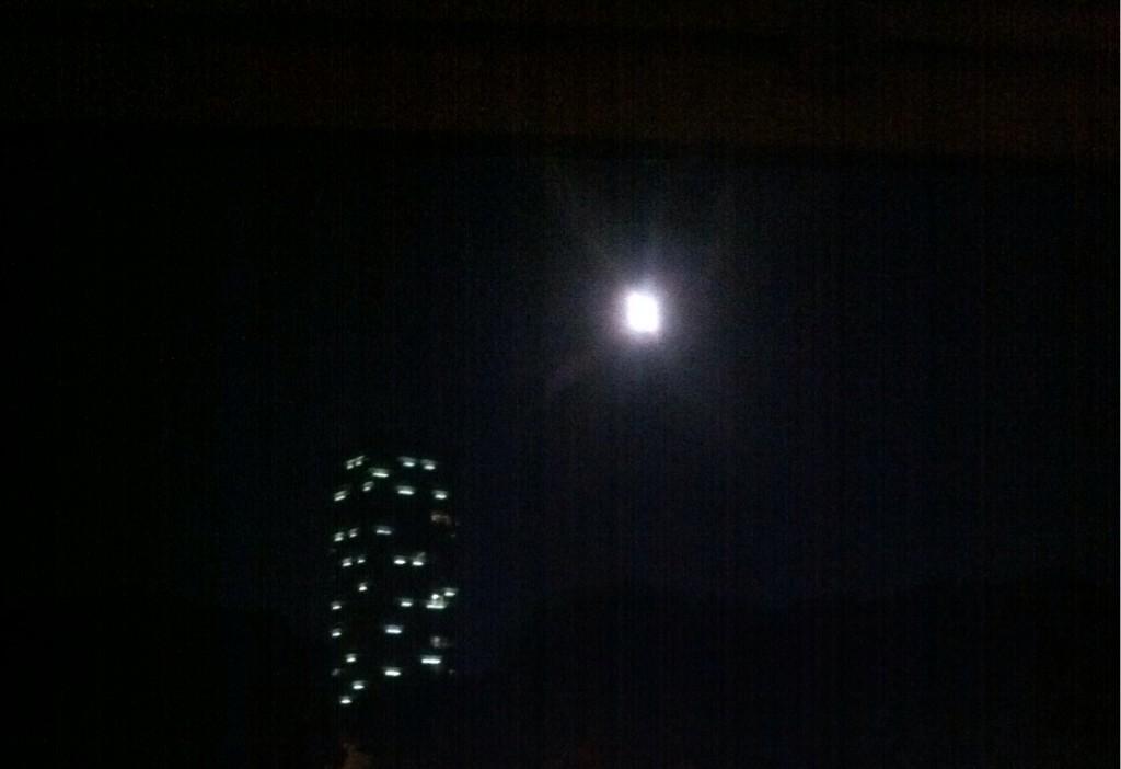 cocolumaco's tweet photo. Questa sera... la luna... sembra esplodere....tanto e' piena di se stessa... http://t.co/XNJJa8bxVT