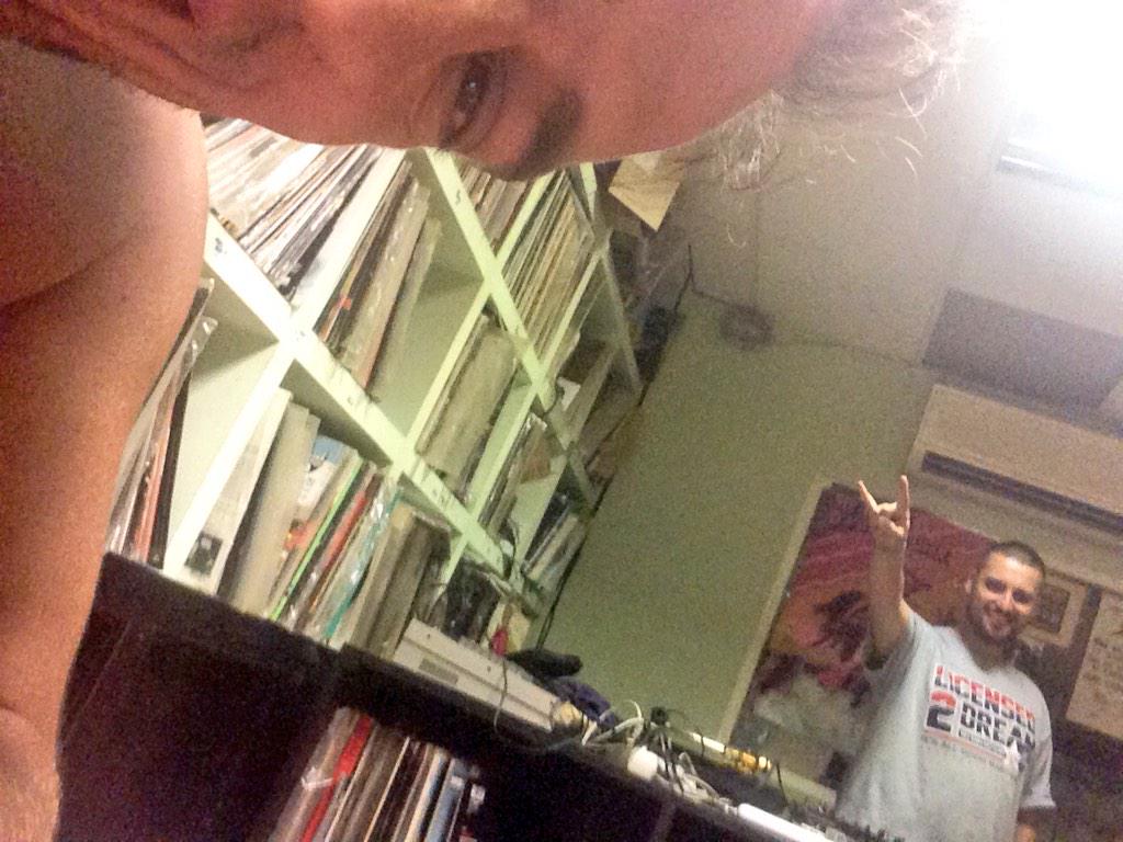 Mano a mano con RdeRumba, escuchando clasicazos en vinilo Vkr <a href="/srtcee/">sr.t.cee</a> <a href="/KULTAMAOFFICIAL/">KULTAMA</a> <a href="/ZARMANOFICIAL/">ZARMAN</a> @poison y mas 🔝