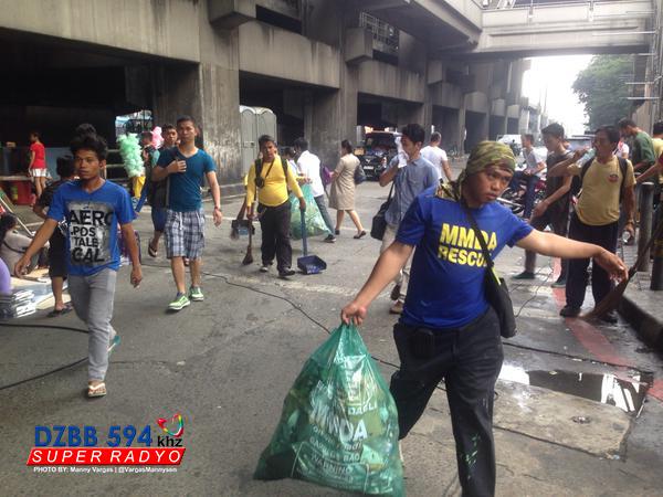 DZBB Super Radyo (@dzbb) on Twitter photo Punong-puno ang trak ng basura sa dami ng hinakot ng <a href="/MMDA/">Official MMDA</a> , Mandaluyong st. sweepers sa Shaw. | via <a href="/VargasMannysen/">Manny Vargas</a> Punong-puno ang trak ng basura sa dami ng hinakot ng <a href="/MMDA/">Official MMDA</a> , Mandaluyong st. sweepers sa Shaw. | via <a href="/VargasMannysen/">Manny Vargas</a>