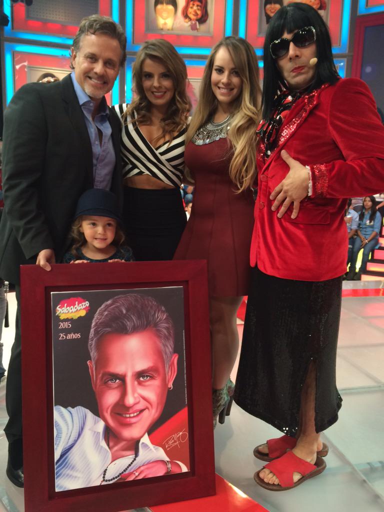 Sabadazo Oficial (@sabadazooficial) on Twitter photo <a href="/ayalaalexis/">Alexis Ayala</a> con la extraordinaria caricatura que le hizo nuestro amigo <a href="/rixiocaricatura/">Rixio Nuñez</a> desde #Venezuela👍
25 años🎉 <a href="/ayalaalexis/">Alexis Ayala</a> con la extraordinaria caricatura que le hizo nuestro amigo <a href="/rixiocaricatura/">Rixio Nuñez</a> desde #Venezuela👍
25 años🎉