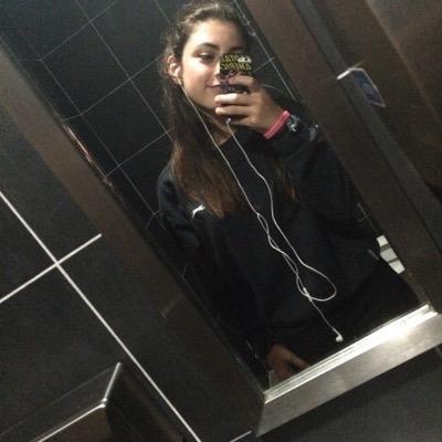 vauseaf's tweet image. LOOK HOW HOT MY BESTEST FRIEND IS @drunkvanlis