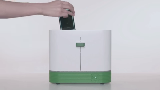 HuffPostTech's tweet photo. The "Green Toaster" will clean your dirty, disgusting phone for you http://t.co/Gn4ik7pFUk http://t.co/wYSm3a6s1p
