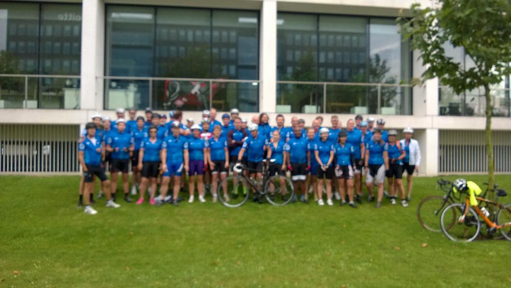 followMissSol's tweet photo. Klaar voor de start @umcutrecht bij de Ronde van Midden Nederland. http://t.co/21cVE0Ozlu