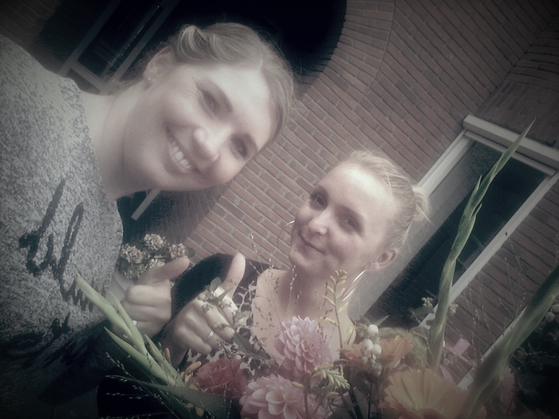 indenty's tweet photo. @VRDtax "Beter een goede buur dan een verre vriend". Bedankt voor jullie prachtige welkomstbloemen! http://t.co/PZtrWaQGJJ