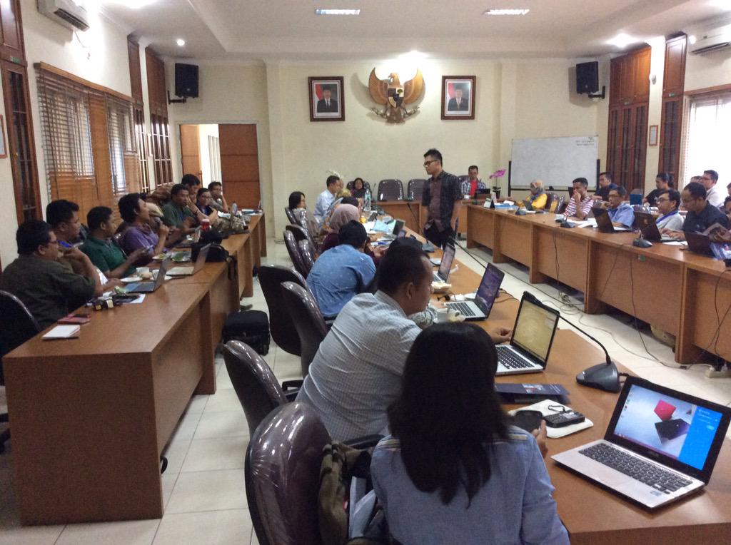 Sesi wartawan pada Konferensi Jurnalis Sains Indonesia mengangkat topik jurnalisme data.