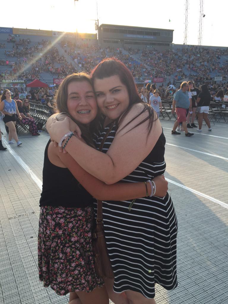 solovelystyles's tweet photo. I LOVE YOU GUYS SO MUCH FPS IS DA BEST #FPSFOREVER http://t.co/DA59HqagCG