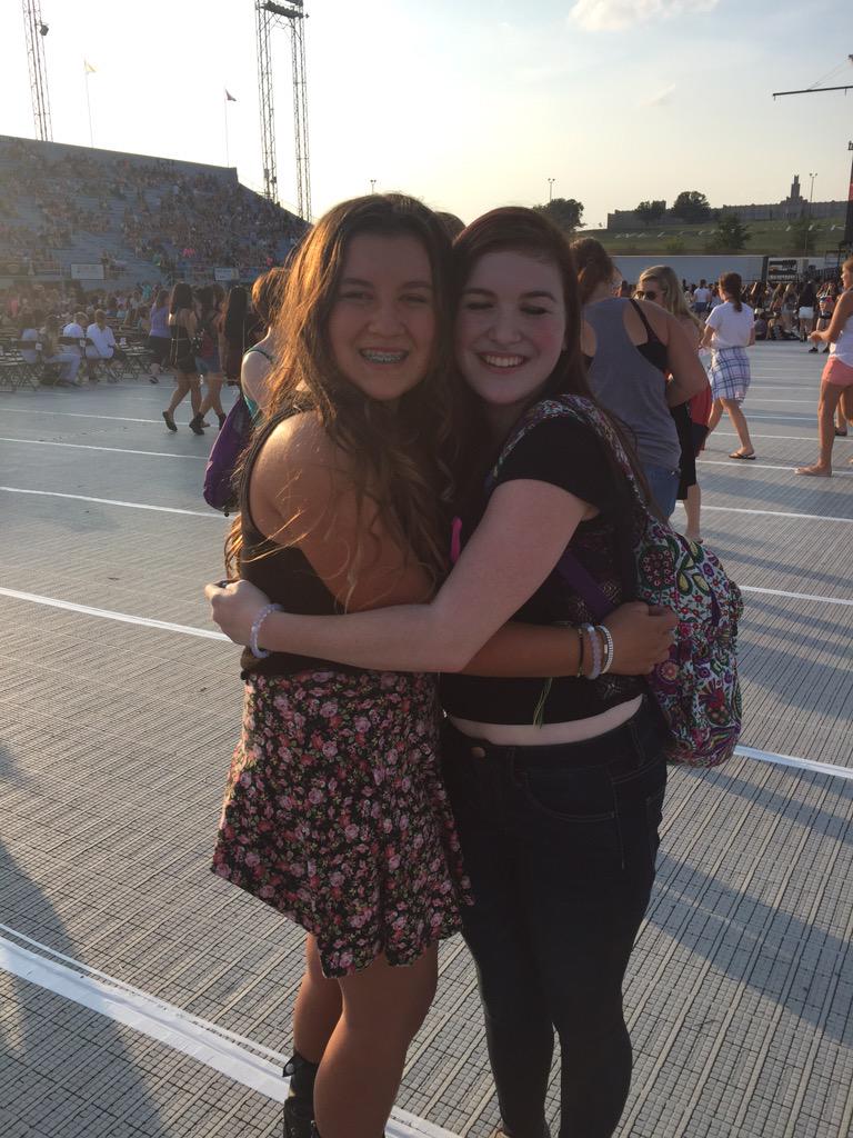 solovelystyles's tweet photo. I LOVE YOU GUYS SO MUCH FPS IS DA BEST #FPSFOREVER http://t.co/DA59HqagCG