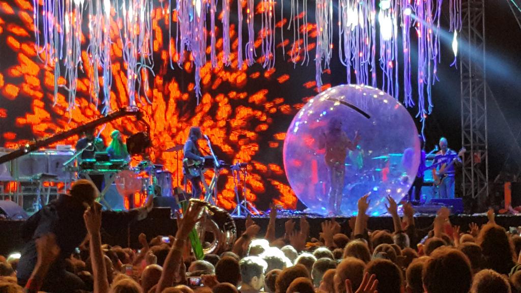 Wow! <a href="/theflaminglips/">The Flaming Lips</a> @ <a href="/VictoriousFest/">Victorious Festival</a> amazing! The bar is set high <a href="/TheBasementJaxx/">Basement Jaxx</a> :)