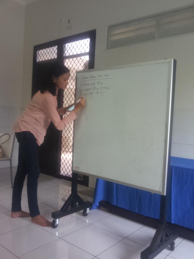 <a href="/aandariani/">Annisa Andariani</a> sdg mmberikn resep kue cubit u/ adik2 di Yayasan Kasih Mandiri Bersinar #givebackproject #butterflyteam