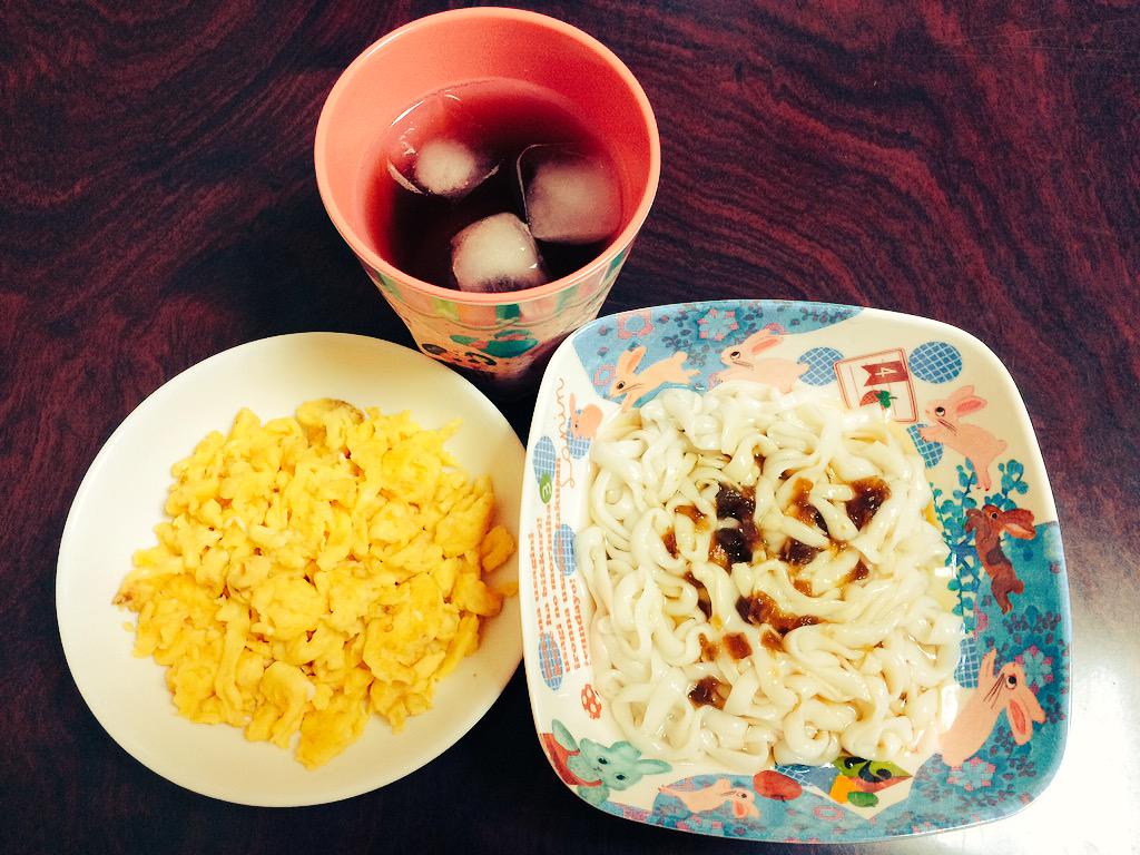 hk_730's tweet photo. lunch
✍ 稲庭うどん風こんにゃく(玉ねぎポン酢)
✍ 炒り卵

謎の組み合わせ（笑）でも美味しい😋💕 http://t.co/R1Z0J10web