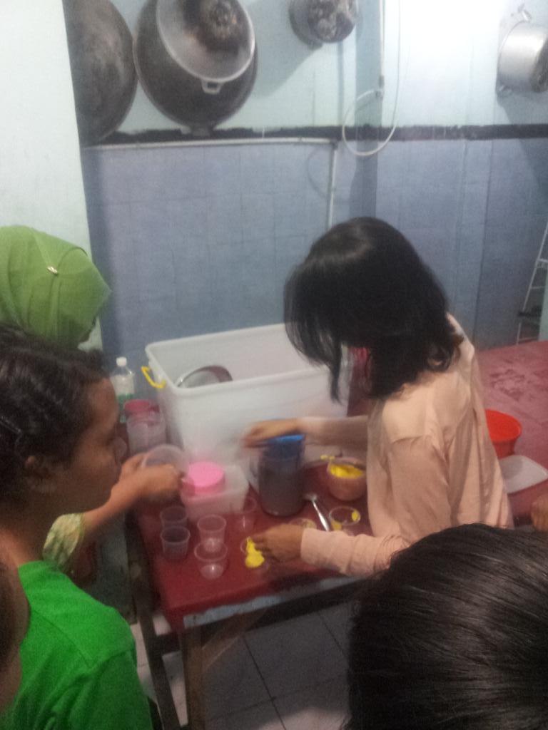 <a href="/aandariani/">Annisa Andariani</a> sedang memandu cooking session untuk ketiga kelompok #givebackproject #butterflyteam