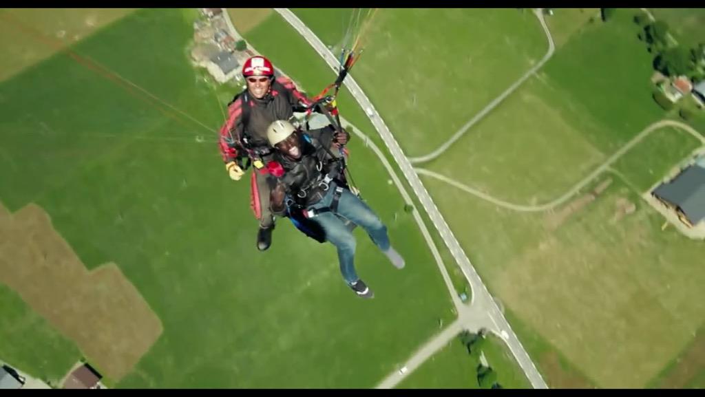bjrudell's tweet photo. Looks like @OmarSy lost a shoe in the para-gliding scene in "The Intouchables" and kept on filming. He's a gamer. http://t.co/zu28yI5g0P