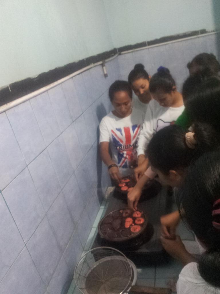 Kue cubit sdg dibuat peserta bersama <a href="/aandariani/">Annisa Andariani</a> <a href="/KantinSD/">Kantin SD PS. Santa</a> <a href="/IDstudentjob/">StudentJobIndonesia</a> #givebackproject #butterflyteam