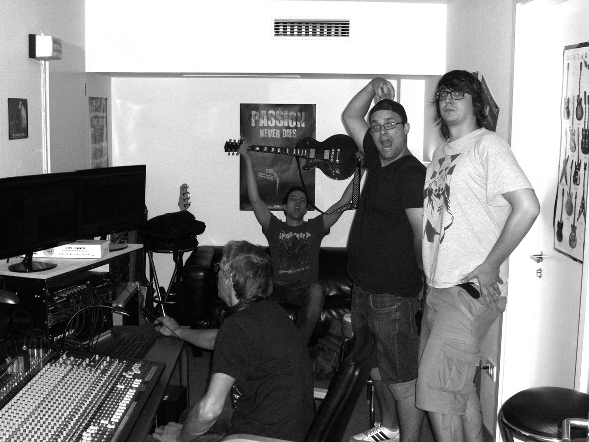 BlowoutMonkey's tweet photo. Endlich mit der Affenband im Tonstuio gewesen. Demos incomming. 
#Tonstudio #Demoaufnahmen #BlowoutMonkey http://t.co/zu4uB7P97C