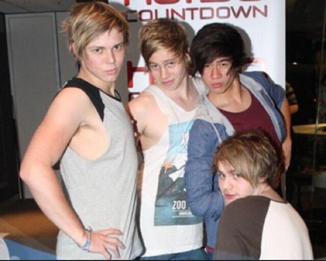 WW5SOSUPDATING tweet picture