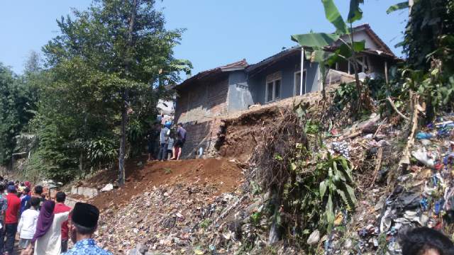 achfahmi_smi's tweet photo. Longsor di RW 5 Karang Tengah siang ini, 1 meninggal &amp; 1 luka berat. Mhn doanya dr Sahabat Sukabumi @SukabumiToday http://t.co/CSC6nQLnzl