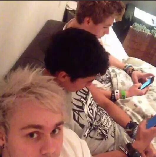 _5SOSFAMUPDATES's tweet photo. The entire 5sos fam right now #ShesKindaHotVMA http://t.co/W1vKiJ70Cm