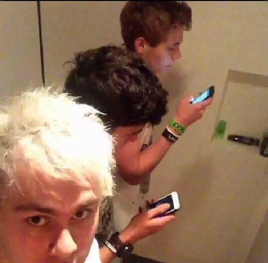 _5SOSFAMUPDATES's tweet photo. The entire 5sos fam right now #ShesKindaHotVMA http://t.co/W1vKiJ70Cm