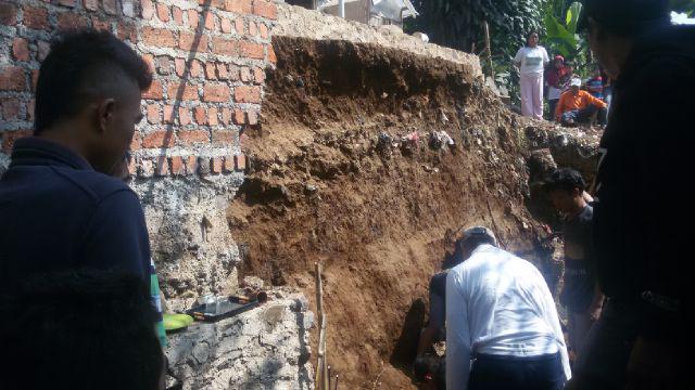 achfahmi_smi's tweet photo. Longsor di RW 5 Karang Tengah siang ini, 1 meninggal &amp; 1 luka berat. Mhn doanya dr Sahabat Sukabumi @SukabumiToday http://t.co/CSC6nQLnzl