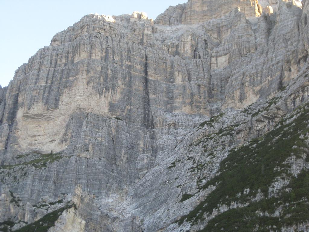 ivanbianchi93's tweet photo. "Colatoio bonatti" e discesa sulla costantini...stupenda la roccia della moiazza http://t.co/QHglzhCrsX