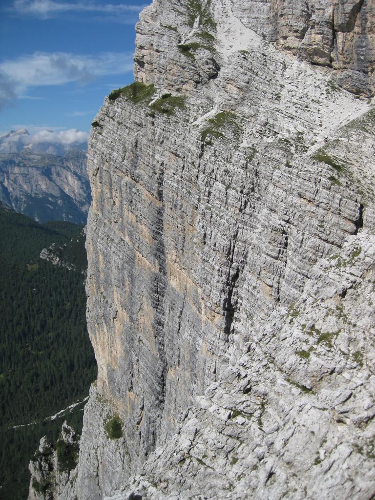 ivanbianchi93's tweet photo. "Colatoio bonatti" e discesa sulla costantini...stupenda la roccia della moiazza http://t.co/QHglzhCrsX
