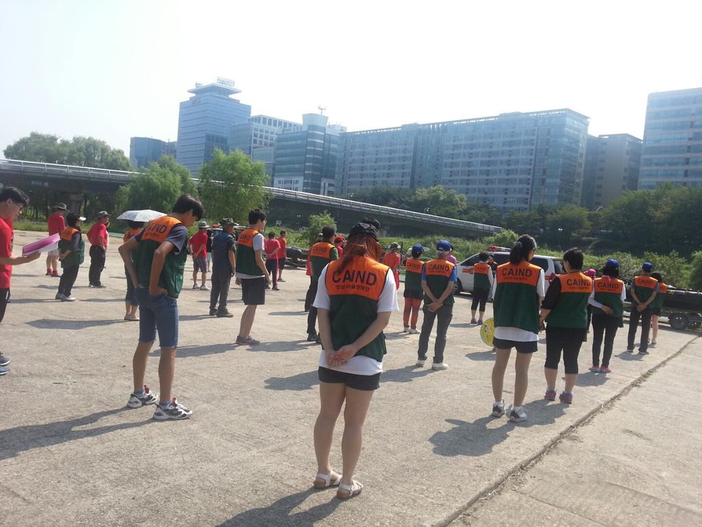 8월30일(일) 성남시지역자율방재단원 70여명은 탄천정화작업 중인데요.아직은 더운 날씨임에도 많은분들이 백현교부근의  수중 및 섬어 있는 쓰레기수거에 수고해주셨습니다.한결 깨끗해진 탄천을 기대해봅니다 #성남시