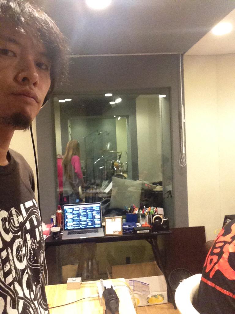 レコーディング進行中。奥の方〜から、ドラム叩く人、ベース弾く人、音を録る人、そしてただ口を出すだけの人でーす。