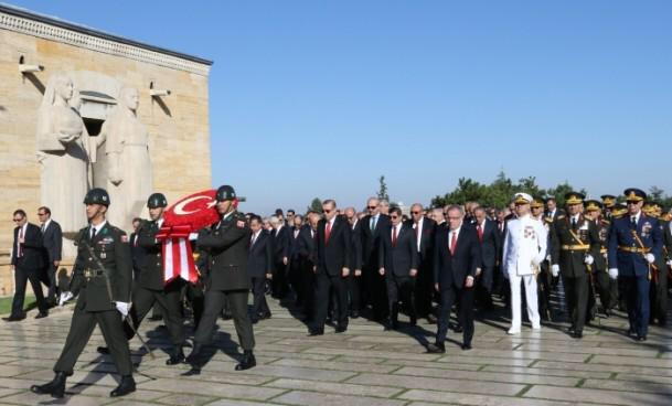 samiltayyar27's tweet photo. Bahçeli ve Demirtaş 30 Ağustos protestosunda elele verdi. Kandan beslenen bu kirli oyunu milli irade bozacaktır. http://t.co/IEHLo2gBvb