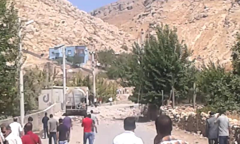 Silvan'da Büyükçeşme cad. saat 11:00'da askeri aracın geçişi esnasında patlatılan mayın bir çocuğu parçaladi...