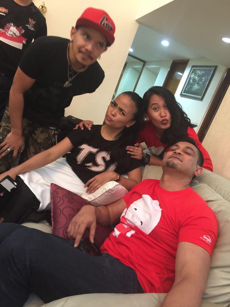 tantrikotak's tweet photo. @AuraShai @adicentric terimakasiii kak Aura dan Mas Adi 😊😊😊😊😊 http://t.co/ZgIJXsbZ8v