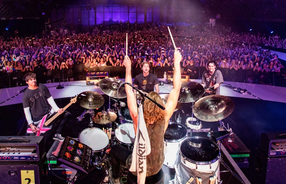 Site5SOSBR's tweet image. RT if @5SOS's concert was the BEST one you've ever attended! #ShesKindaHotVMA
