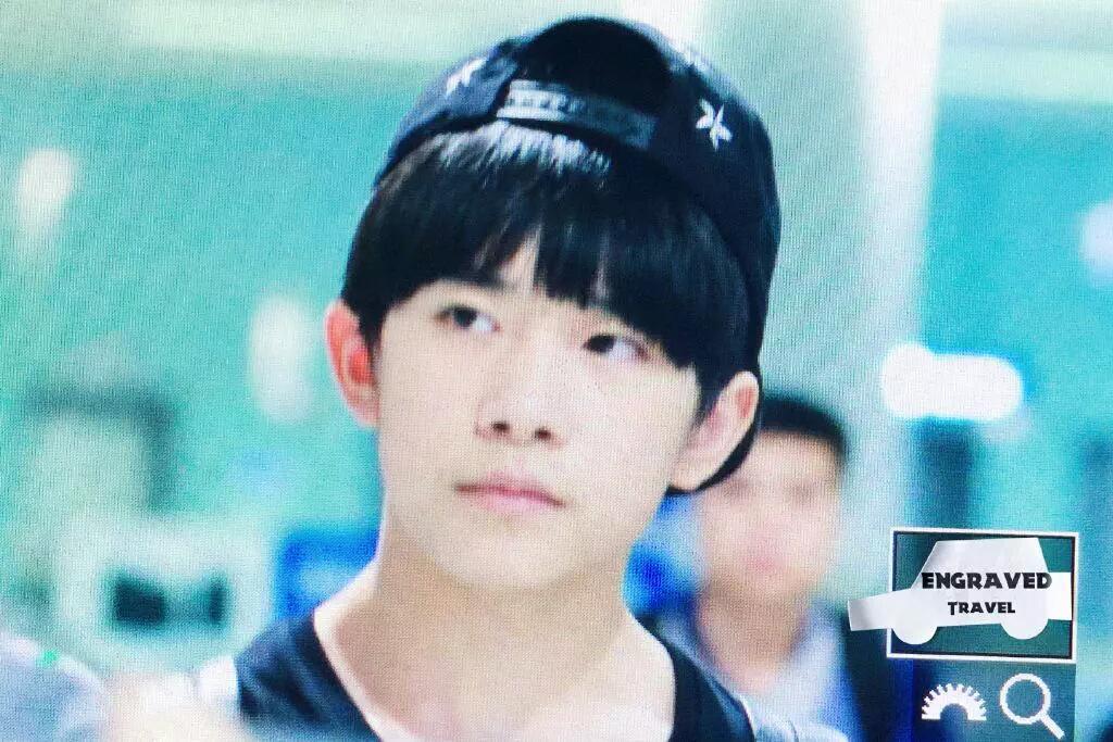 TFBOYS_THFANS's tweet photo. {Preview} 150830 Qianxi @ Changsha Airport cr.logo http://t.co/O4K9PYxEEj