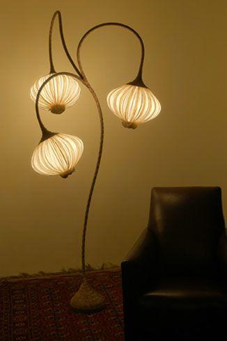 الأضاءة تكون موجهه نحو تحفة فنية أو لوحة على الجدار ، وهي تبرز العنصر فتجعله أكثر جمالاً .