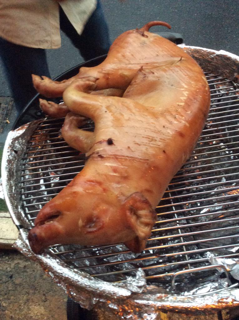 豚。焼いて食う。
阿佐ヶ谷でこっそり堂々と。
乳飲み子のうちに殺された豚の肉は柔らかく、焼きたての肉に岩塩を砕いて喰えばその味は無類である。
食べながらビールを飲む。
格別というか独特である。 