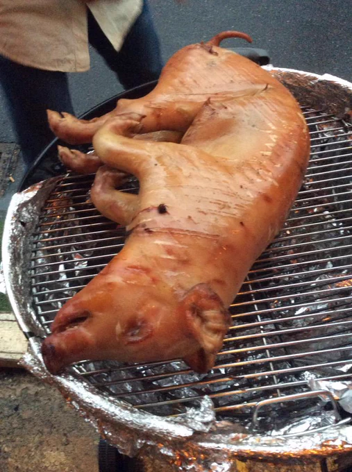 豚。焼いて食う。阿佐ヶ谷でこっそり堂々と。乳飲み子のうちに殺された豚の肉は柔らかく、焼きたての肉に岩塩を砕いて喰えばその味は無類である。食べながらビールを飲む。格別というか独特である。 