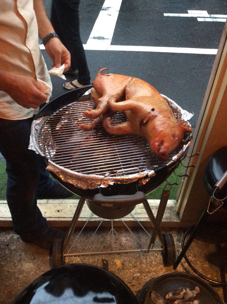 豚。焼いて食う。
阿佐ヶ谷でこっそり堂々と。
乳飲み子のうちに殺された豚の肉は柔らかく、焼きたての肉に岩塩を砕いて喰えばその味は無類である。
食べながらビールを飲む。
格別というか独特である。 