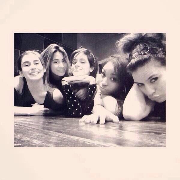 shiningcxoxo's tweet image. I&apos;m going to tweet 30 pictures of @FifthHarmony
If each of them gets 10 rts we would get 300 votes 💫

#WorthItVMA

19