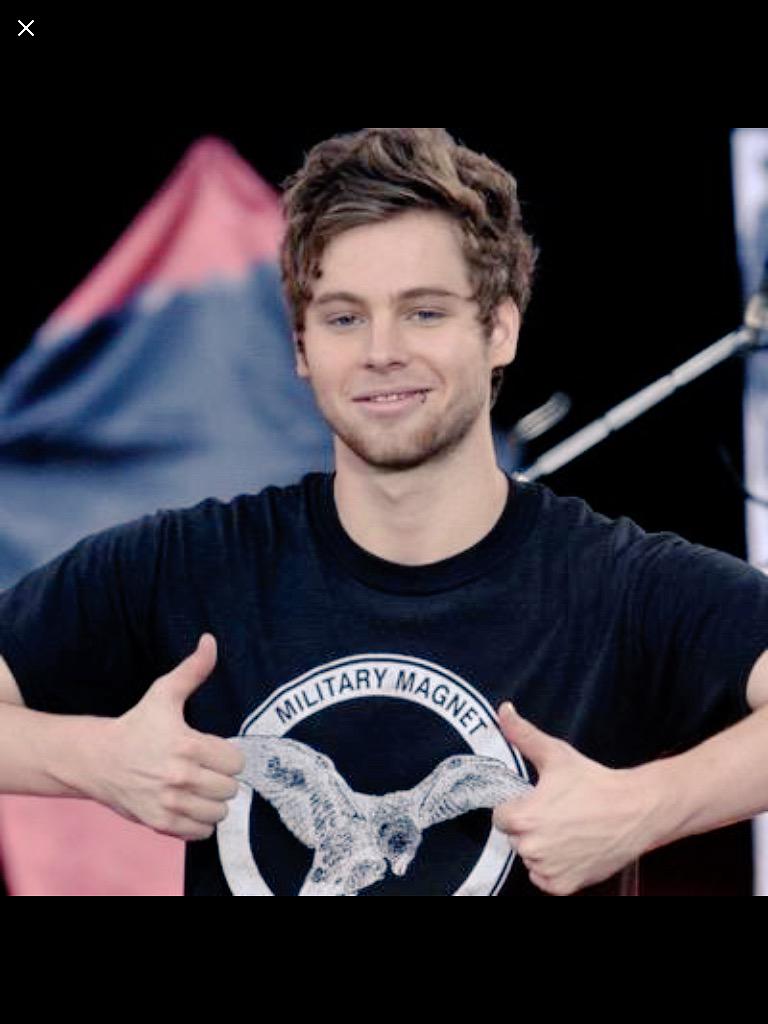 ASHTONSGAZE's tweet image. vote to keep lukey happy #ShesKindaHotVMA