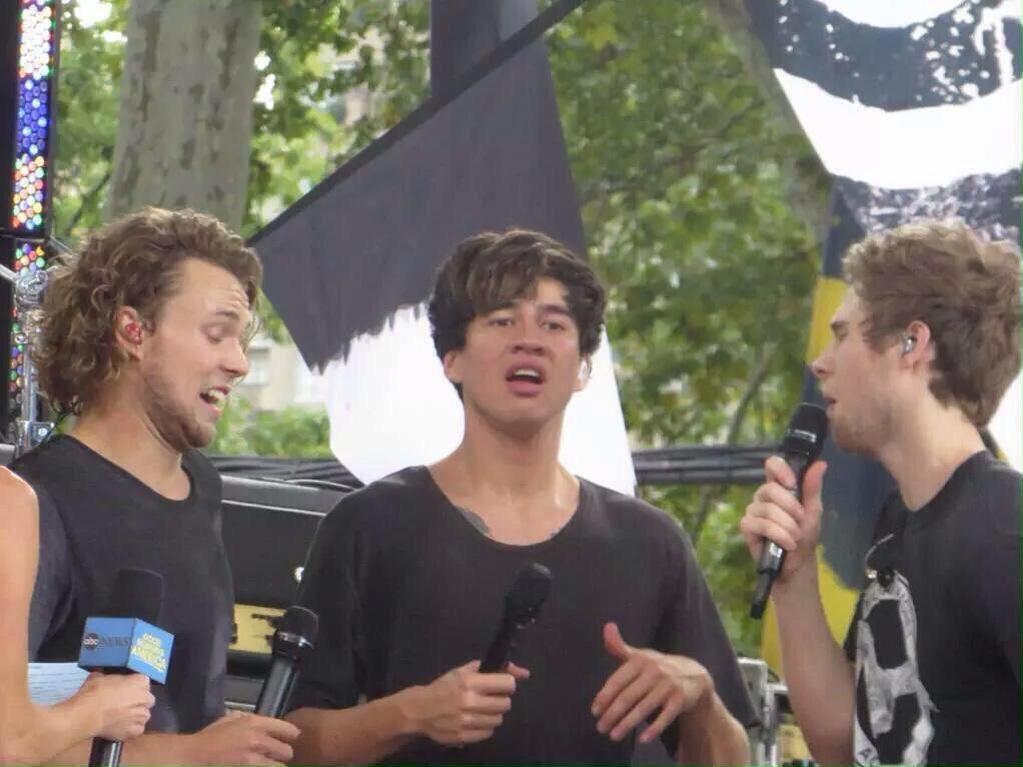 5sosworldalerts's tweet image. Derpsos #ShesKindaHotVMA