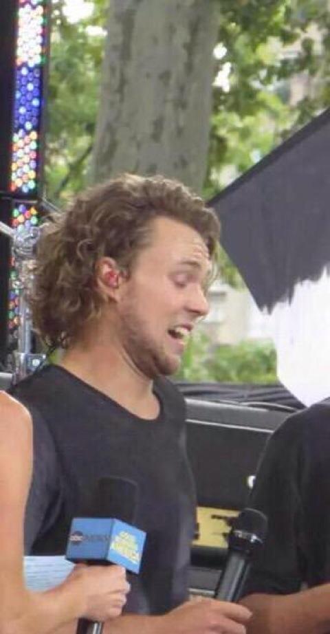 5sosworldalerts's tweet image. Derpsos #ShesKindaHotVMA