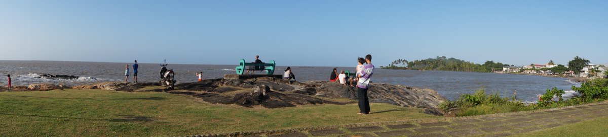 Emerillons's tweet image. La pointe "Buzaré", vue de la place des Amandiers à Cayenne.