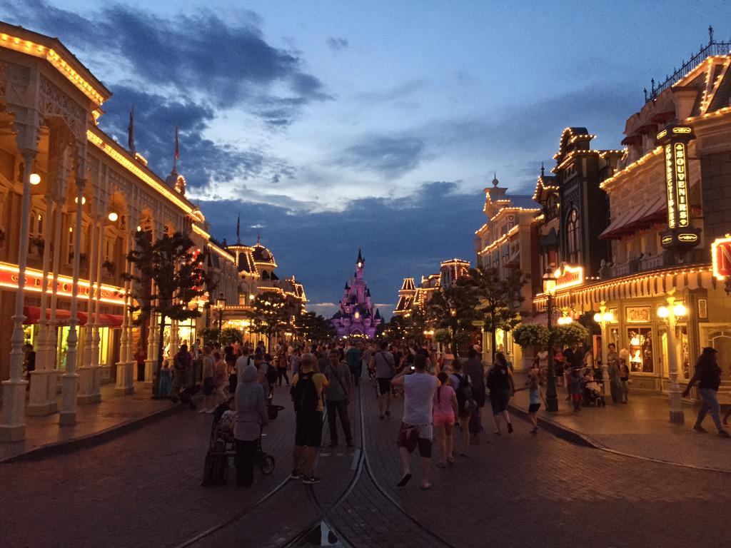 spyglassHillDLP's tweet image. I love walking around at twilight. Parks look extra magical #DLPlive