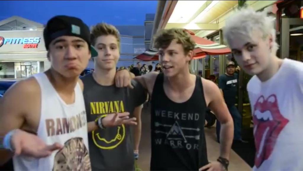 toomuchdiana's tweet photo. I love how this all happened next to a 24hr fitness. #ShesKindaHotVMA http://t.co/k42AHwD9zv