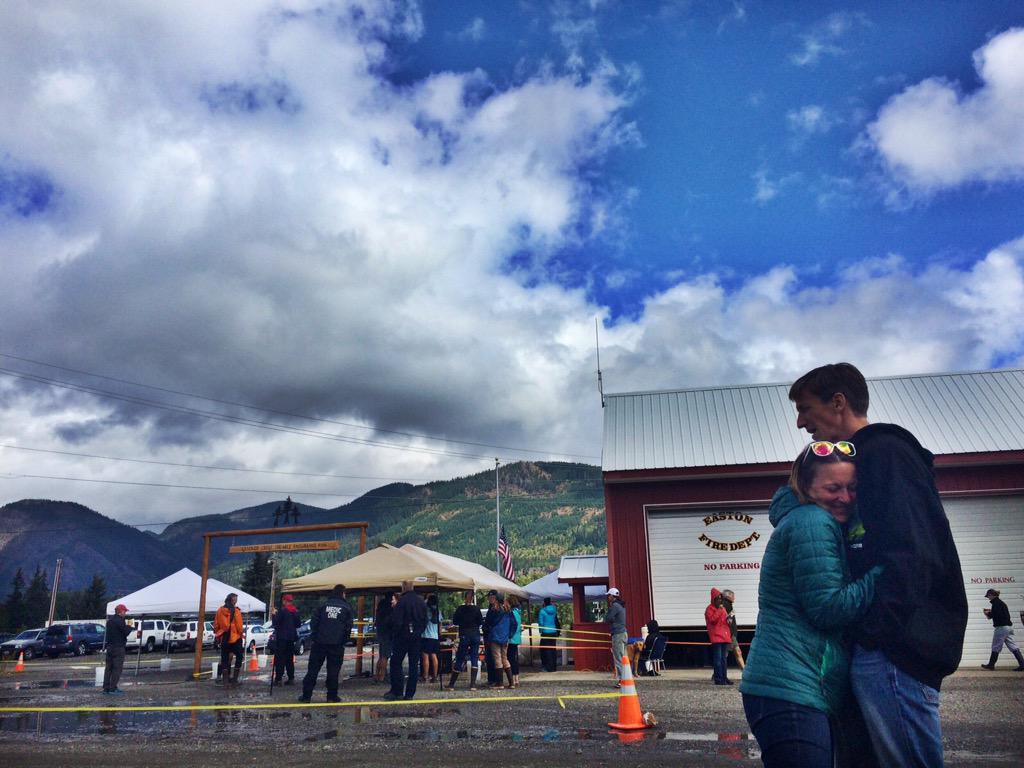 endless_trails's tweet image. Two of our favorite of all people, &amp;amp; the fantastic @cascadecrest100 volunteer coordinator! #CCC100 #UpdatesFromEaston